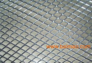 金屬護欄、小鋼板網與噴塑鋼板網 生產、價格與鋼格板對比全解析